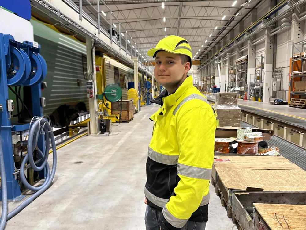 Alnetin asentaja kalustohallissa